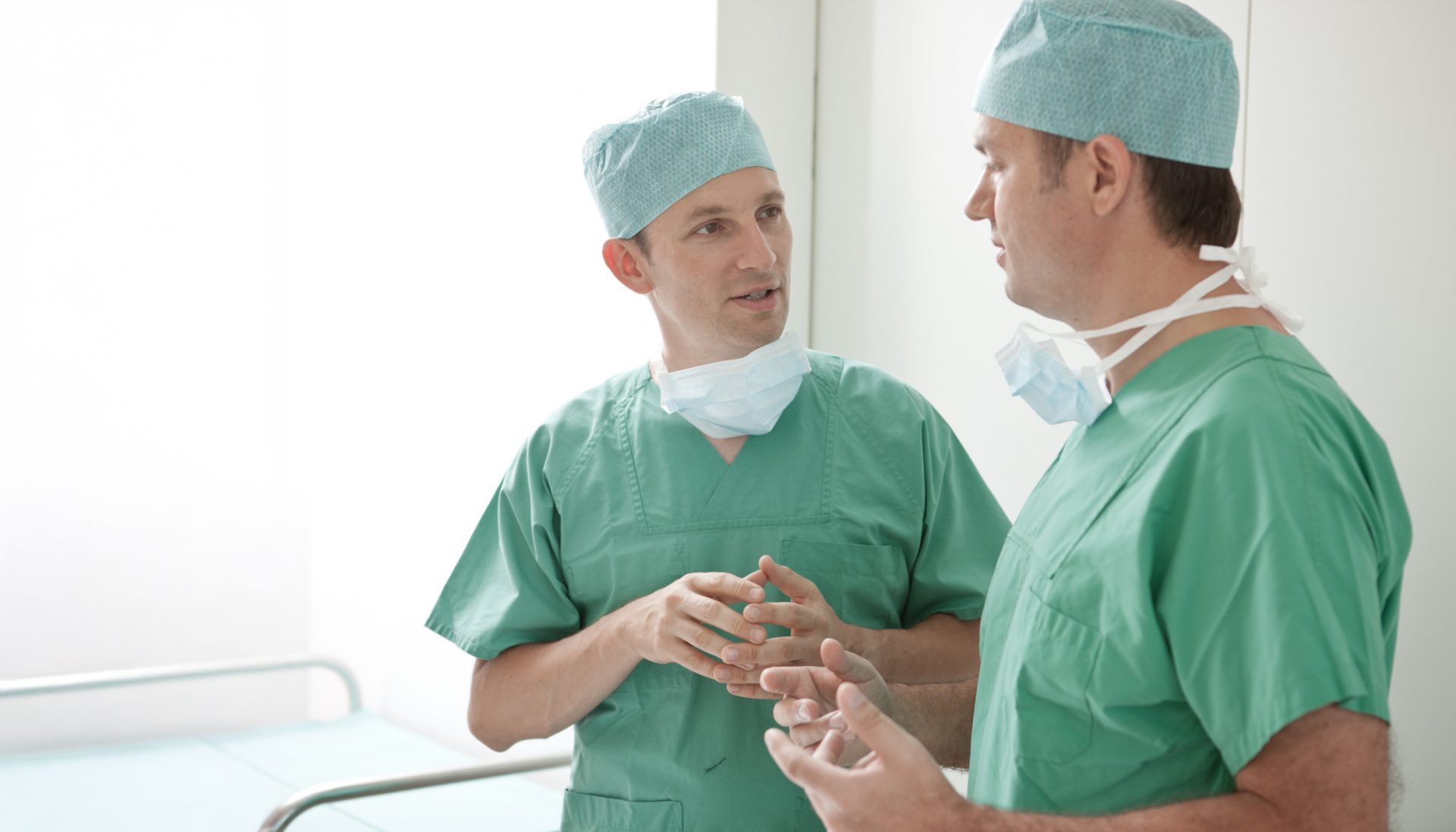 Augenärzte Dr. Riedel & Dr. Müller-Holz im grünen OP Kittel